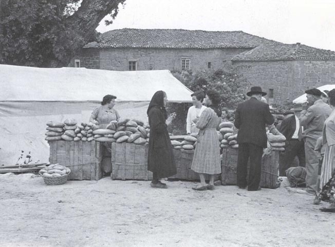 Edito para decir que la foto fue hecha por José Suarez, lo que me hace suponer que es en Orense y que los derechos son de sus herederos.