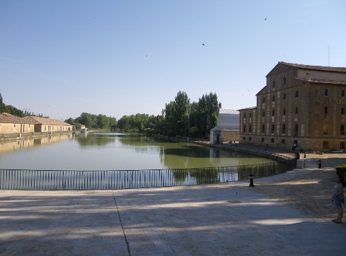 Dársena del Canal de Castilla, a la derecha la harinera.