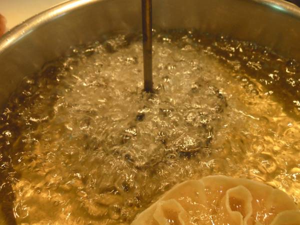 Introducimos el molde en el aceite y después de 10-15 segundos damos unos golpecitos sin tocar el fondo de sartén y salen solas.