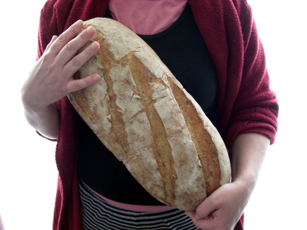 Mi madre con el pan de 1.5kg
