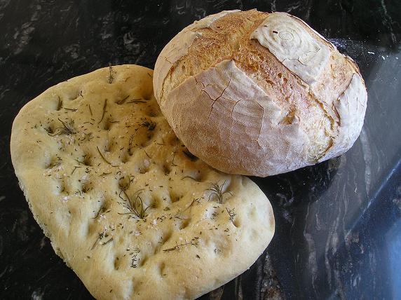 Una hogaza de corteza crujiente y una focaccia para el almuerzo.