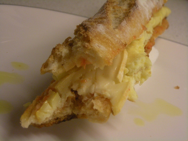 013 - baguette amb truita i formatge Reblonchon de Savoie (600x450).jpg