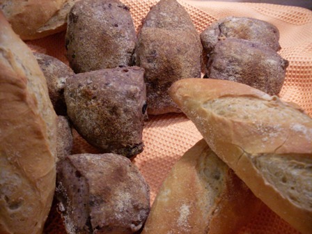 73 - panets  blancs i xapatetes d´olives, cansalada i nous     X. Barriga.JPG
