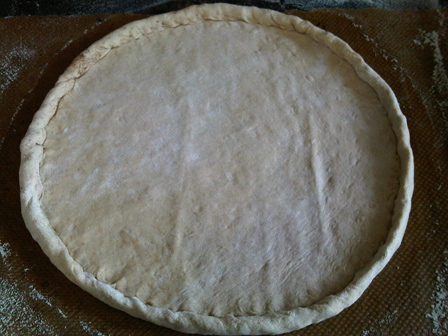 La masa estirada, con los bordes formados.