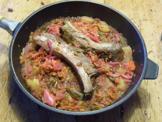 2 chucrut amb patates ,carxofes i porc.JPG