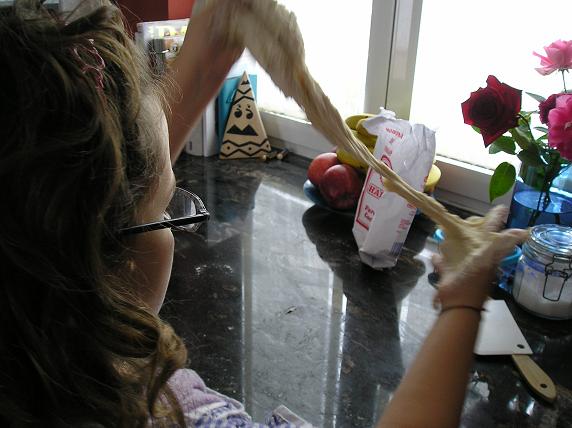 Amasando al estilo Andrew Whitley con sus 9 añitos ella