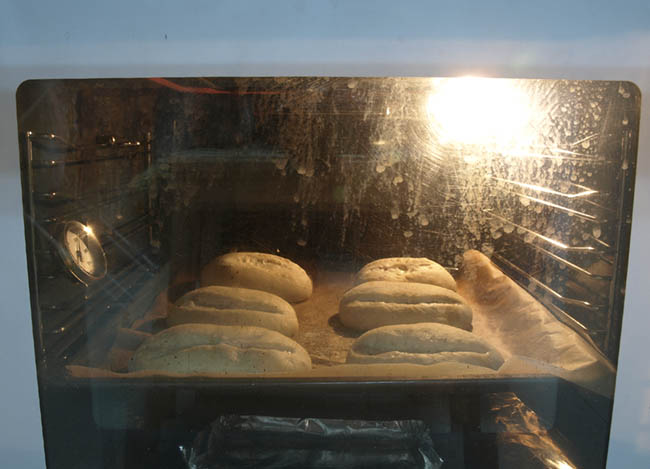 He probado a hacer un recipiente de papel de aluminio para pulverizar ahi y echar la primera ola de agua, ya que un bacinillo de acero inox. que usaba, notaba que los panes de encima quedaban menos hechos, a ver si asi les quito menos calor.
