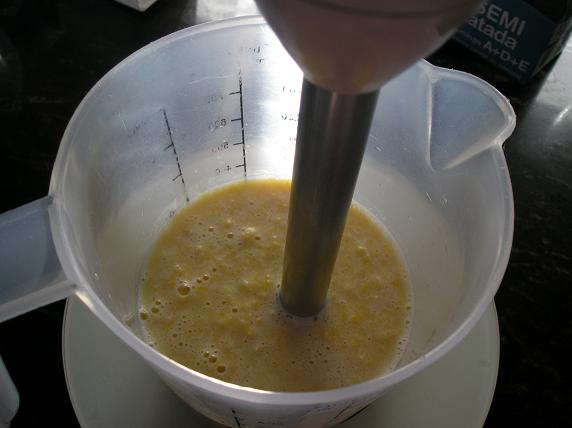 moliendo el maiz con la leche.JPG