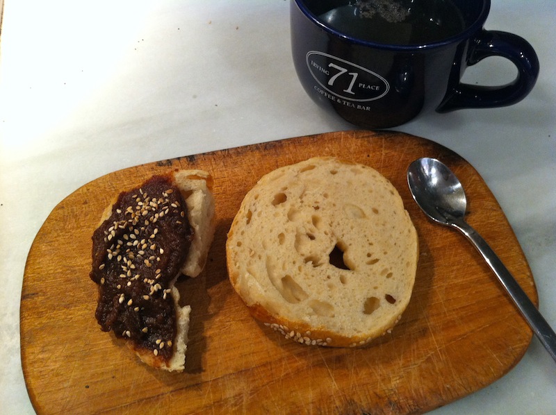 Bagel de sésamo con apple butter &amp; té...
