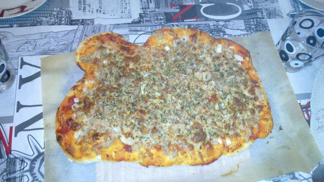 Pizza de Atun,cebolla, tomate,mozarella y albahaca