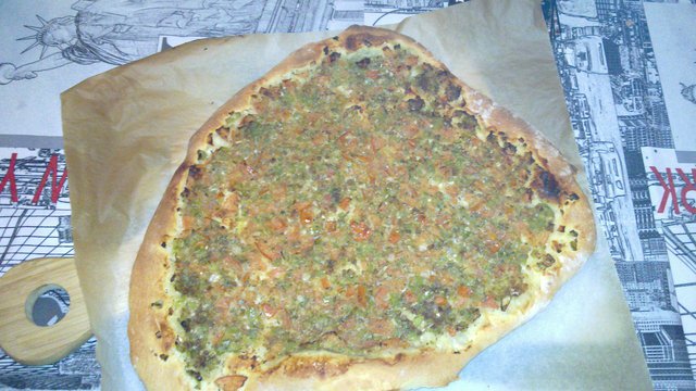 Lahmacum con carne picada de ternera, cebolleta, pimiento verde, perejil, aceite, y un chorrito de limón.