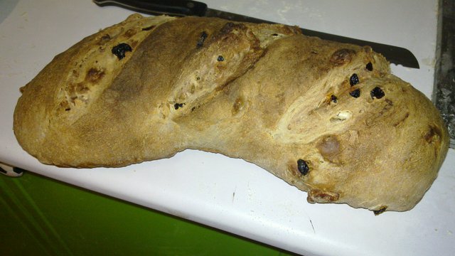 La forma curvada es culpa mía. No me acuerdo de  lo pequeño que es mi horno, y luego no me caben los batard, asi que tuve que curvarlo.