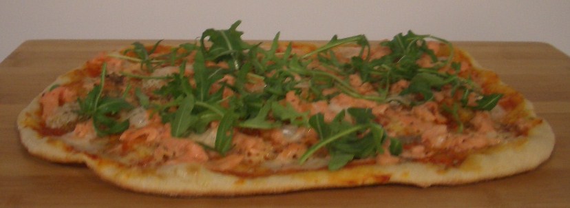 De salmón, rúcola y queso.